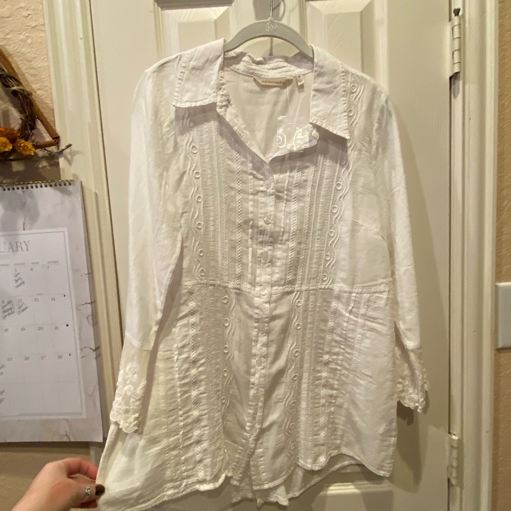 Soft Surroundings white embroidered lace trimmed blouse size M.
